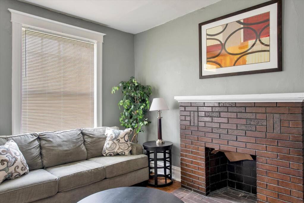 Holiday home Historic First Floor Unit In Shaw Community Stl 1w *